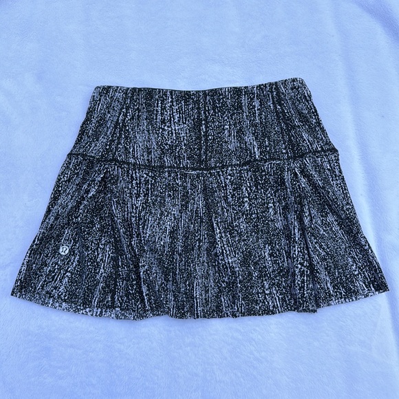 EUC Lululemon Pace Rival skirt size 4 worn once - Picture 2 of 6